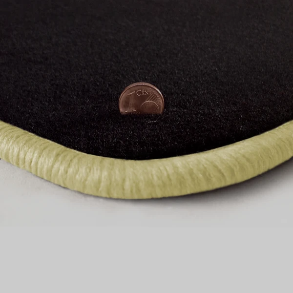 Eine Ecke als Beispiel einer Fussmatte Velours schwarz mit Rand in hellbeige.