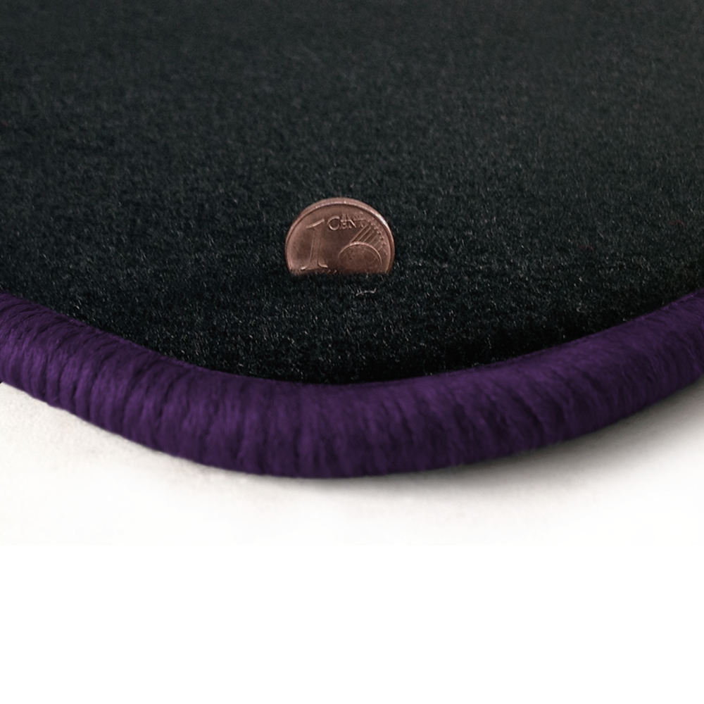 Eine Ecke als Beispiel einer Fussmatte Velours anthrazit mit Rand in violett.