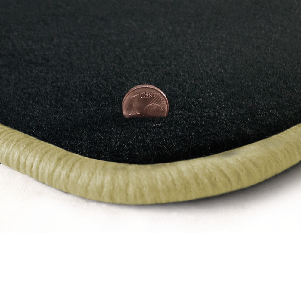 Eine Ecke als Beispiel einer Fussmatte Velours anthrazit mit Rand in hellbeige.