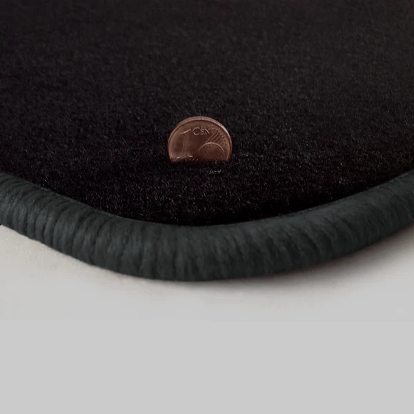 Eine Ecke als Beispiel einer Fussmatte Velours schwarz mit Rand in dunkelgrau.