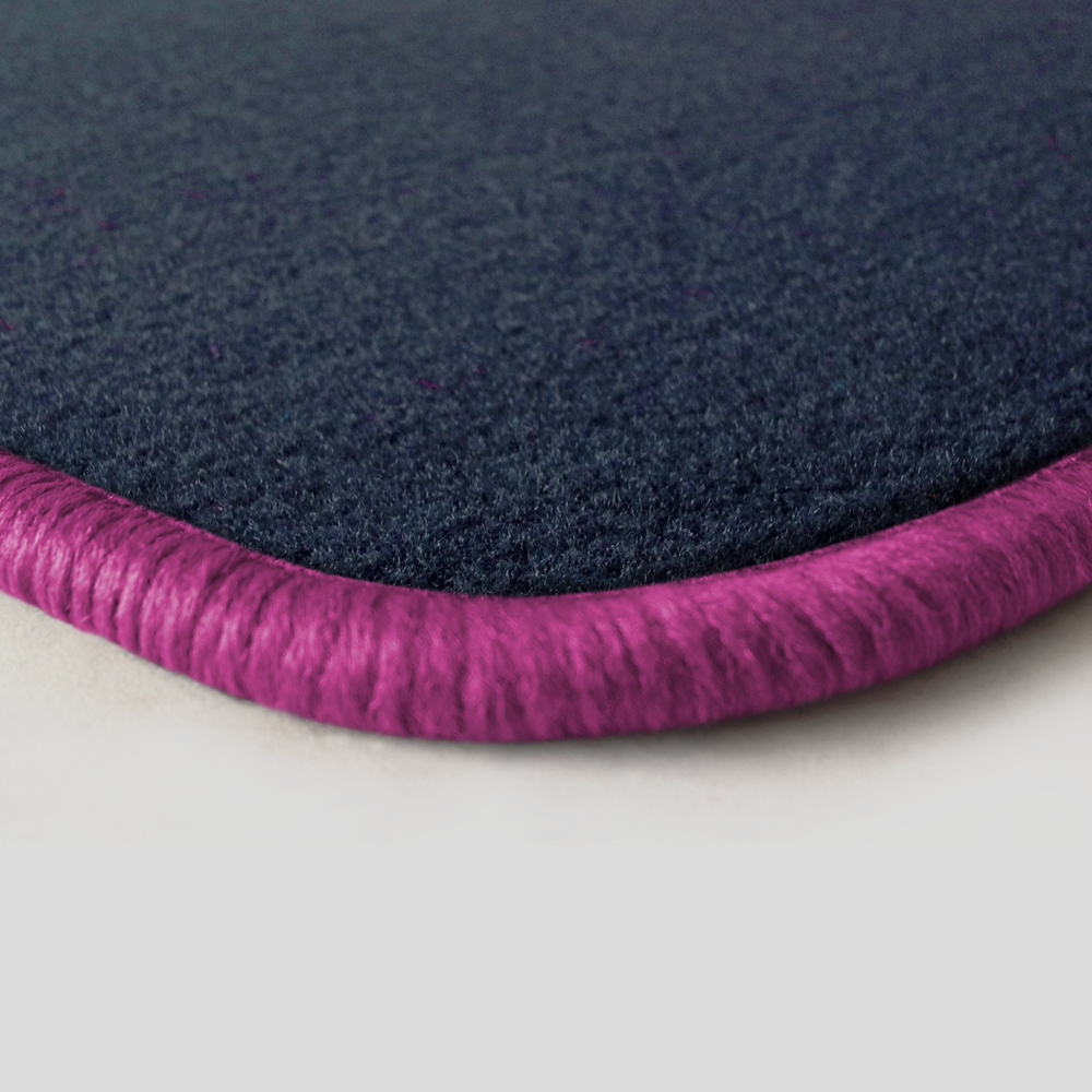 Eine Ecke als Beispiel einer Fussmatte Velours dunkelblau mit Rand in pink.