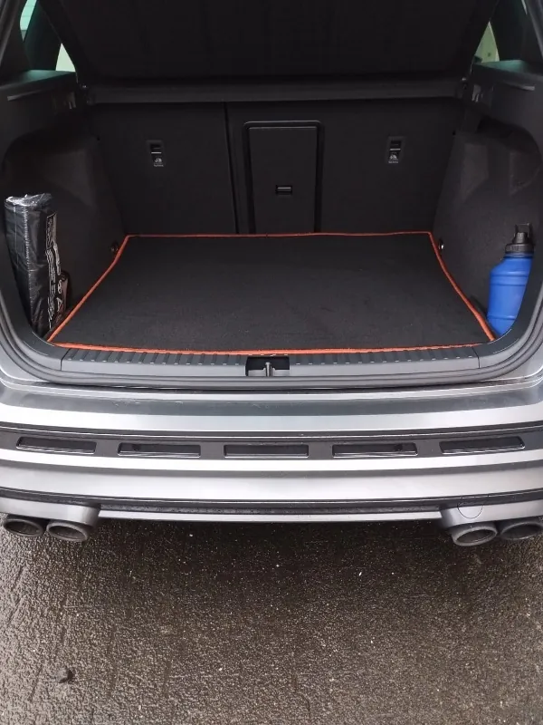 Blick in den Kofferraum eines Cupra Ateca, geschützt durch eine schwarze Kofferraummatte.