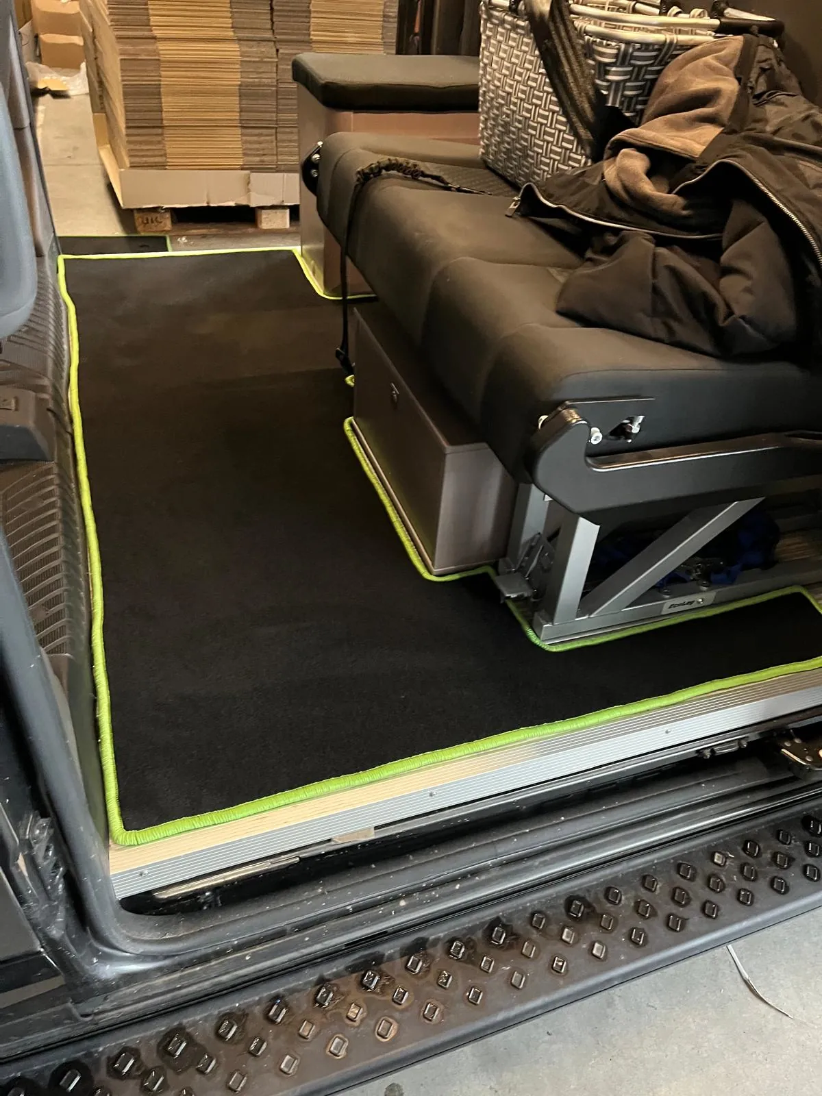 Blick auf die Fußbodenmatten in einem Ford Camper