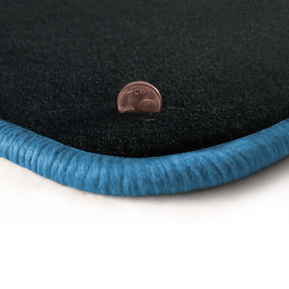 Eine Ecke als Beispiel einer Fussmatte Velours anthrazit mit Rand in hellblau.