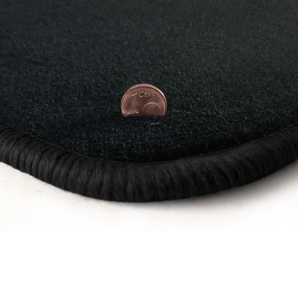 Eine Ecke als Beispiel einer Fussmatte Velours anthrazit mit Rand in schwarz.