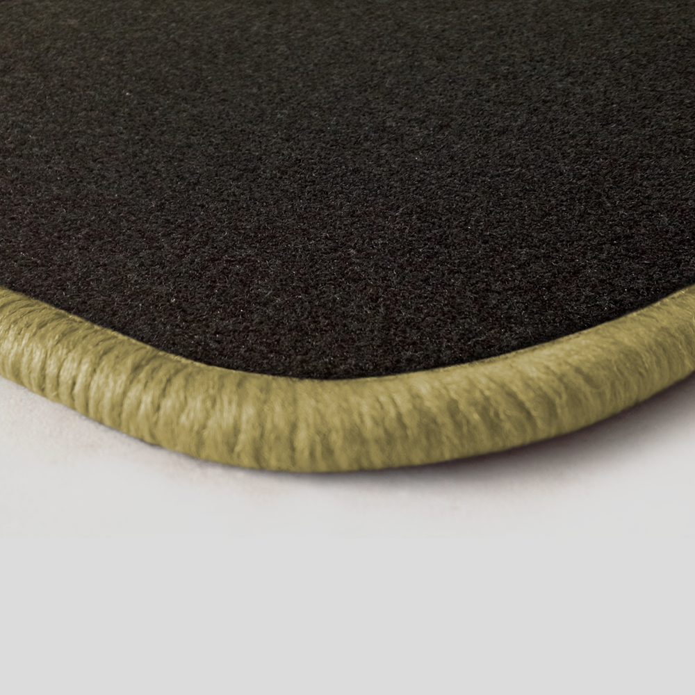 Eine Ecke als Beispiel einer Fussmatte Nadelfilz schwarz mit Rand in mittelbeige.