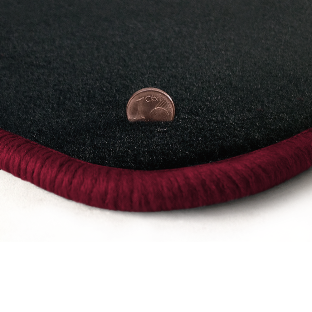 Eine Ecke als Beispiel einer Fussmatte Velours anthrazit mit Rand in bordeaux.