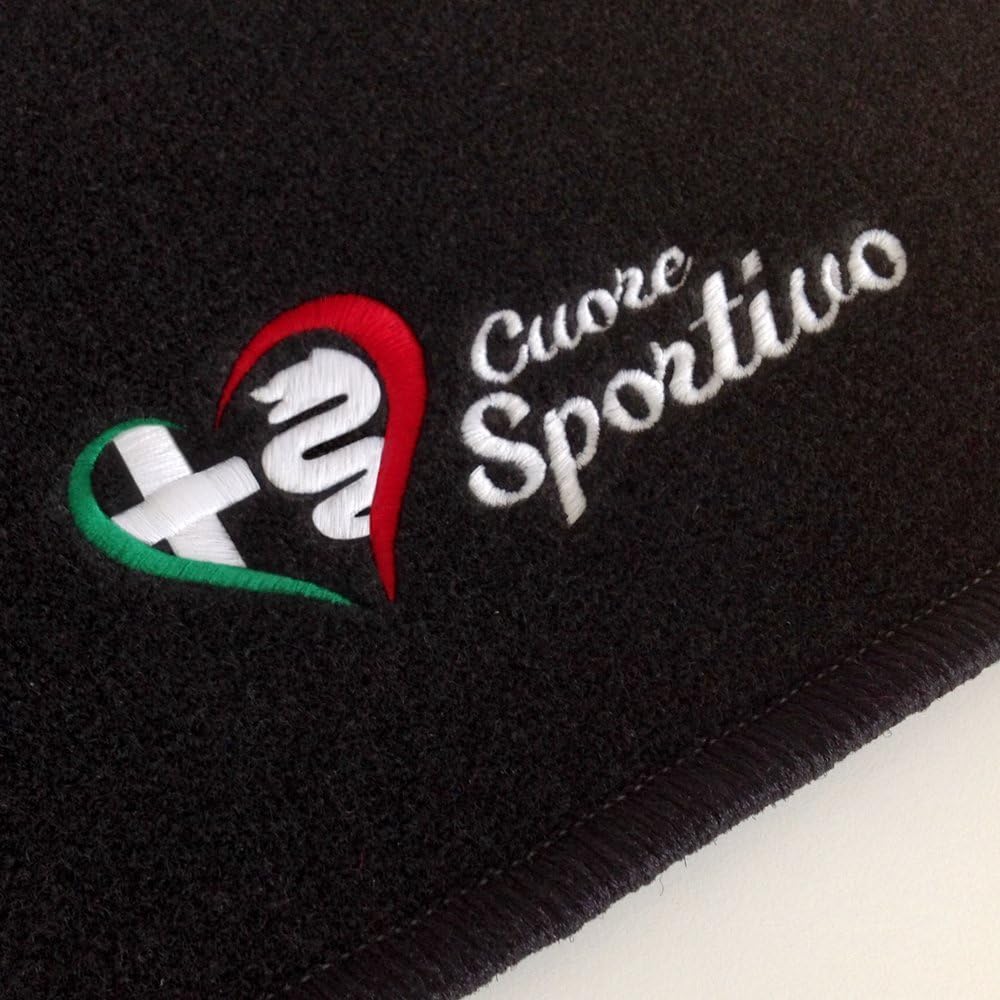 Eine schwarze Ecke mit Detailaufnahme eines Alfa Cuore Logos in italia Farben.