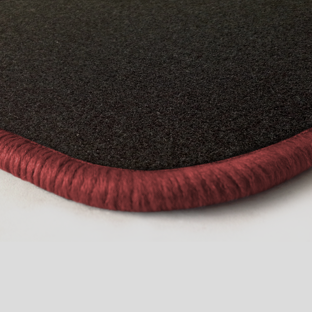 Eine Ecke als Beispiel einer Fussmatte Nadelfilz schwarz mit Rand in rose.