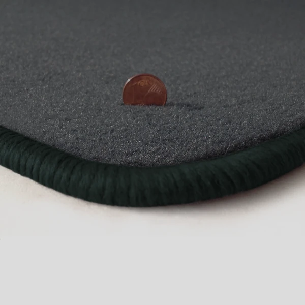 Eine Ecke als Beispiel einer Fussmatte Velours dunkelgrau mit Rand in anthrazit.