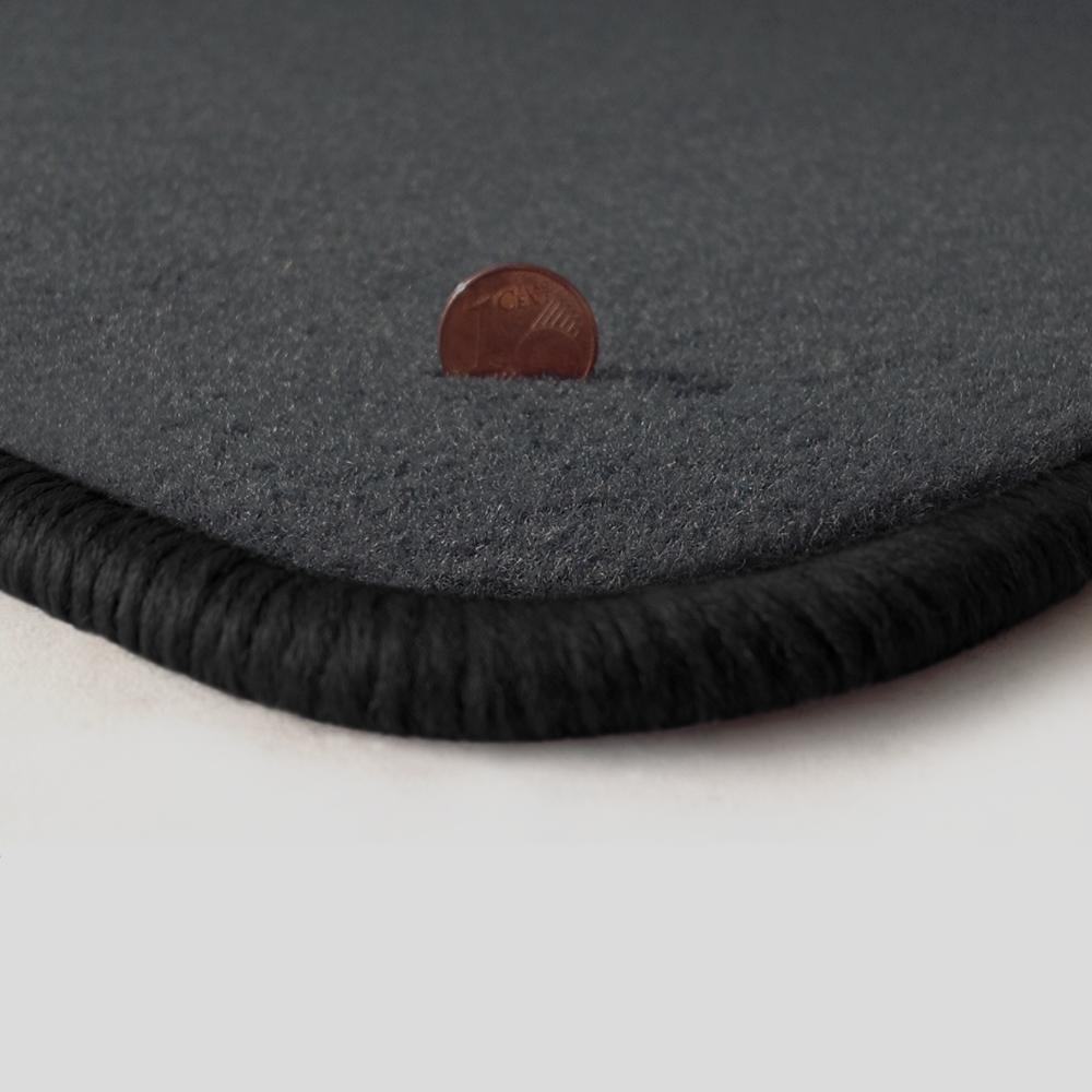 Eine Ecke als Beispiel einer Fussmatte Velours dunkelgrau mit Rand in schwarz.