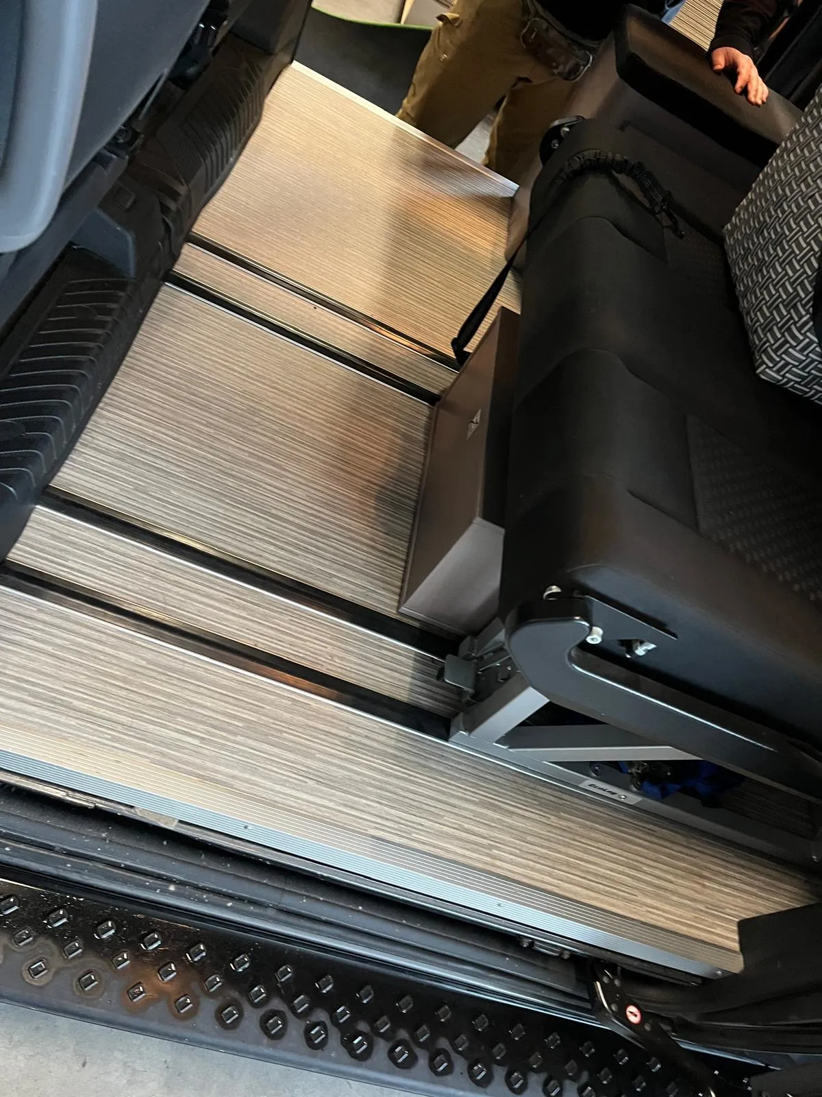 Blick in den Fußraum eines Ford Camper ohne Fußbodenmatten