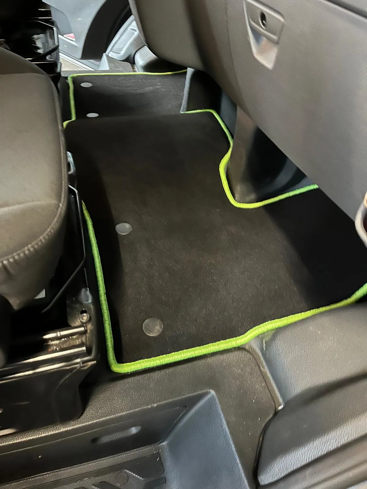 Blick auf die Fußbodenmatten in einem Ford Camper