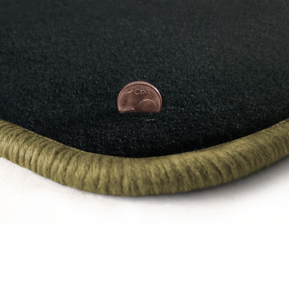 Eine Ecke als Beispiel einer Fussmatte Velours anthrazit mit Rand in beige.