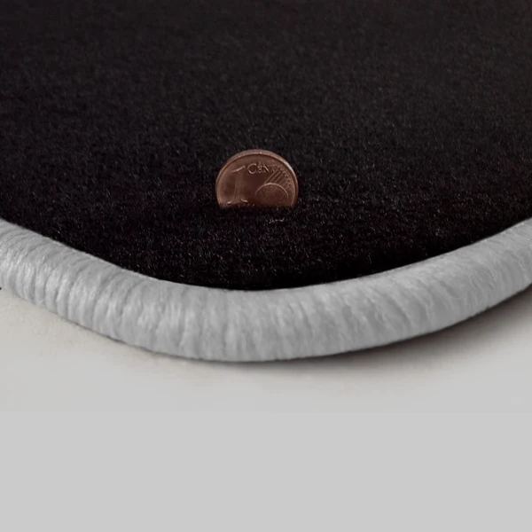 Eine Ecke als Beispiel einer Fussmatte Velours schwarz mit Rand in weiss.