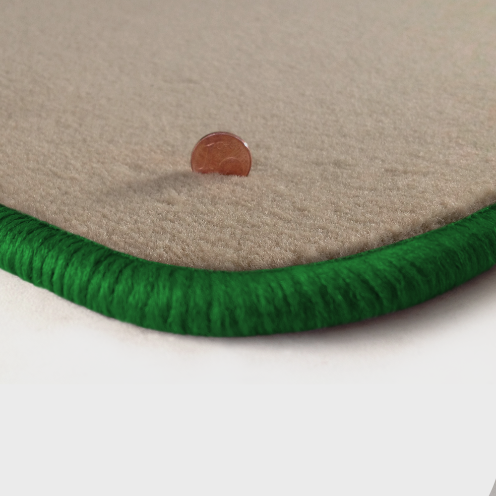 Eine Ecke als Beispiel einer Fussmatte Velours beige mit Rand in gruen.