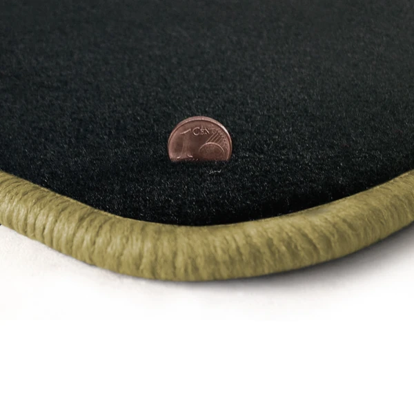 Eine Ecke als Beispiel einer Fussmatte Velours anthrazit mit Rand in mittelbeige.