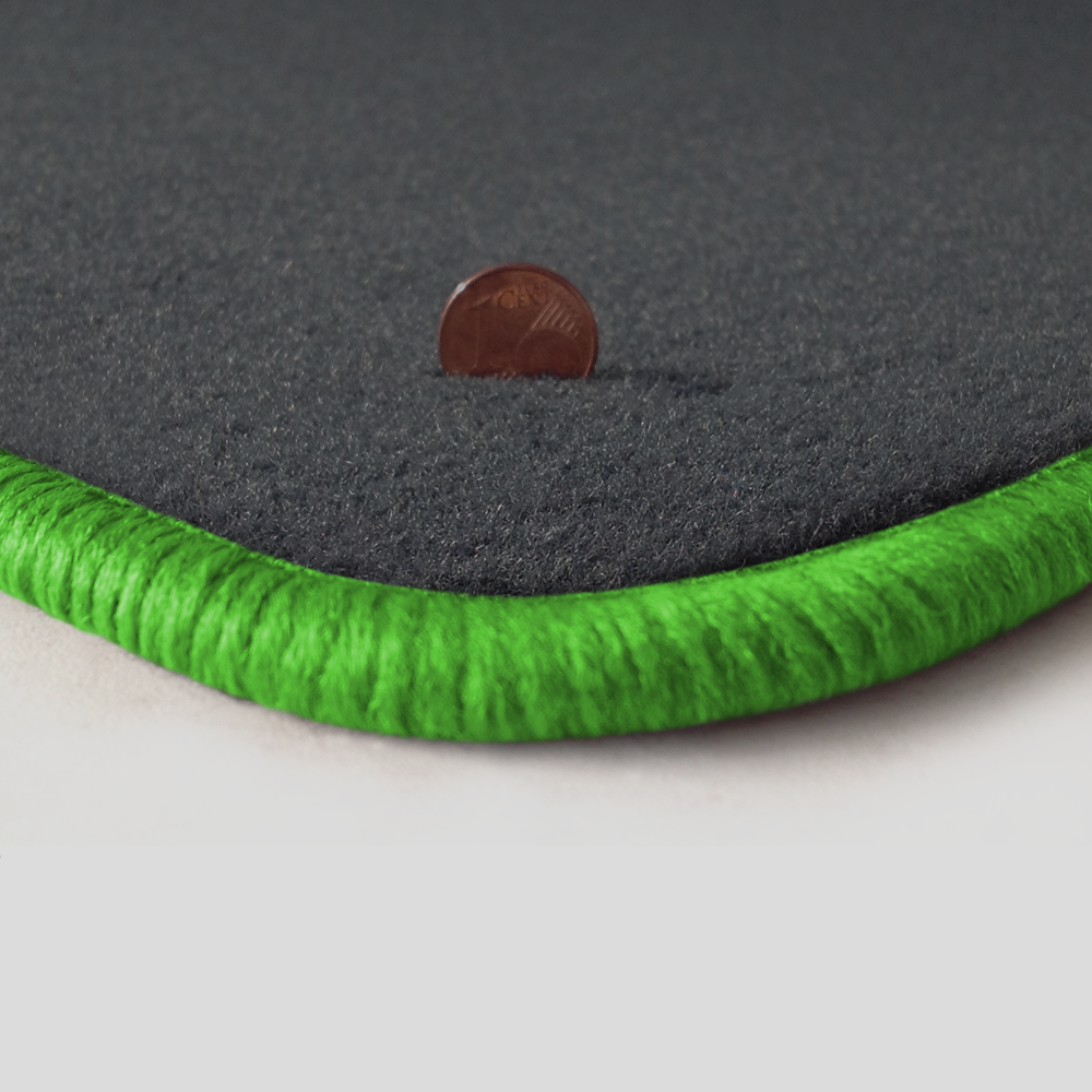 Eine Ecke als Beispiel einer Fussmatte Velours dunkelgrau mit Rand in kawagruen.