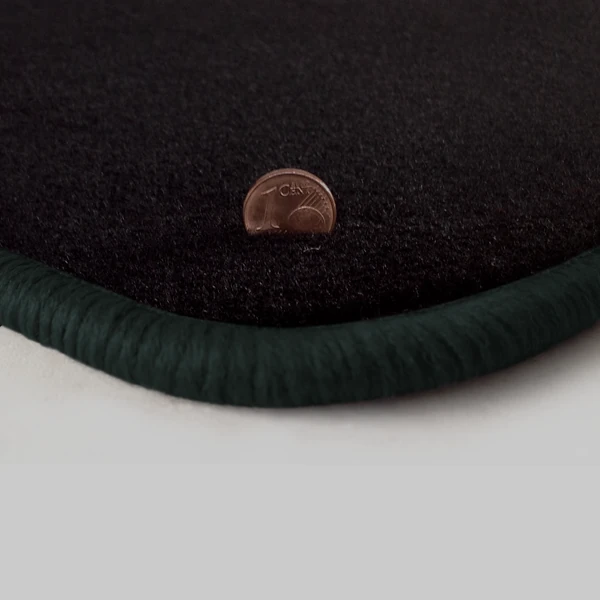 Eine Ecke als Beispiel einer Fussmatte Velours schwarz mit Rand in anthrazit.
