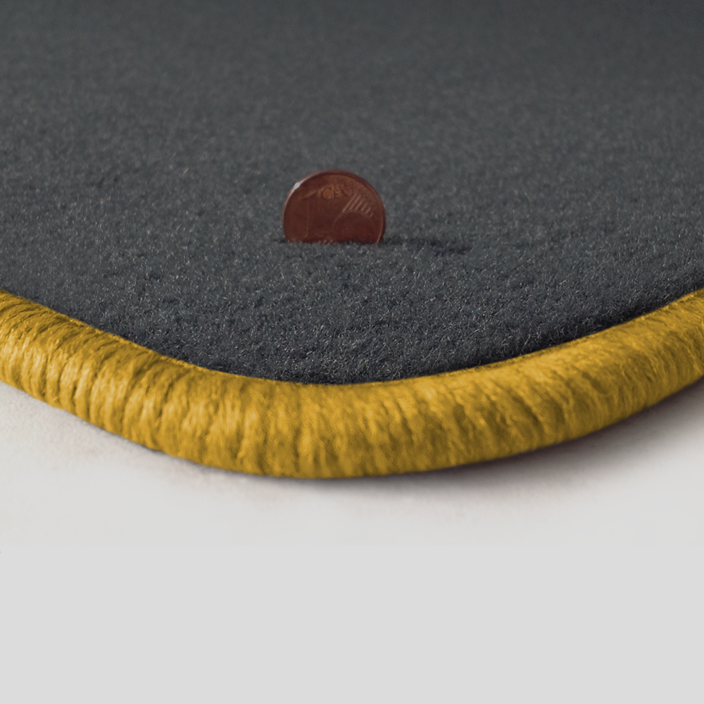 Eine Ecke als Beispiel einer Fussmatte Velours dunkelgrau mit Rand in gelb