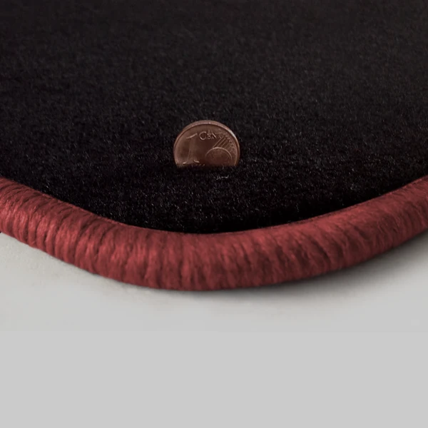 Eine Ecke als Beispiel einer Fussmatte Velours schwarz mit Rand in rose.