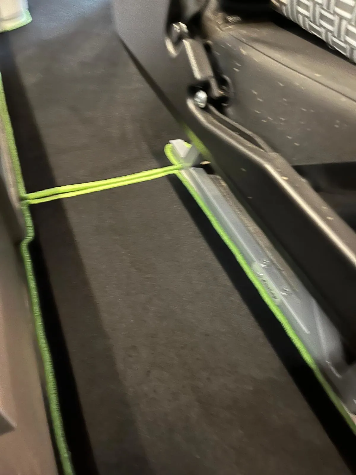 Blick auf die Fußbodenmatten in einem Ford Camper