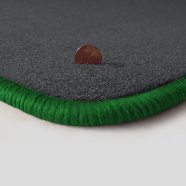 Eine Ecke als Beispiel einer Fussmatte Velours dunkelgrau mit Rand in gruen.