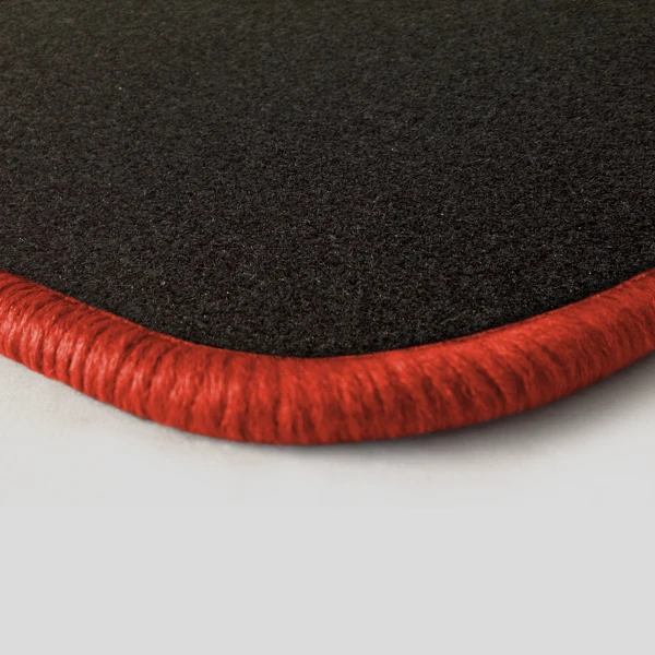 Eine Ecke als Beispiel einer Fussmatte Nadelfilz schwarz mit Rand in orange.