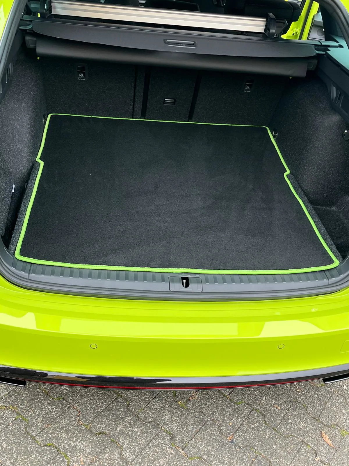 Blick in den Kofferraum eines Skoda Octavia 4 RS in dem eine schwarze Kofferraummatte liegt