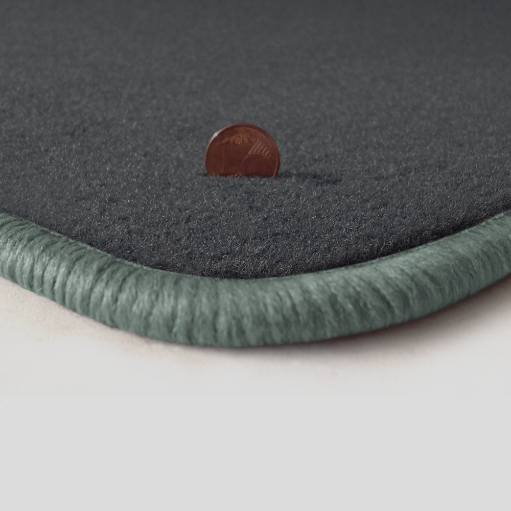 Eine Ecke als Beispiel einer Fussmatte Velours dunkelgrau mit Rand in silbergrau.